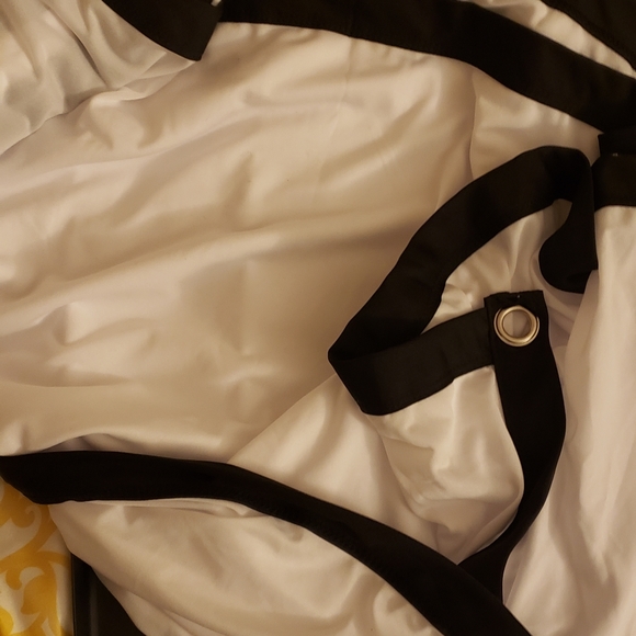 Projector and screen - Picture 2 of 5